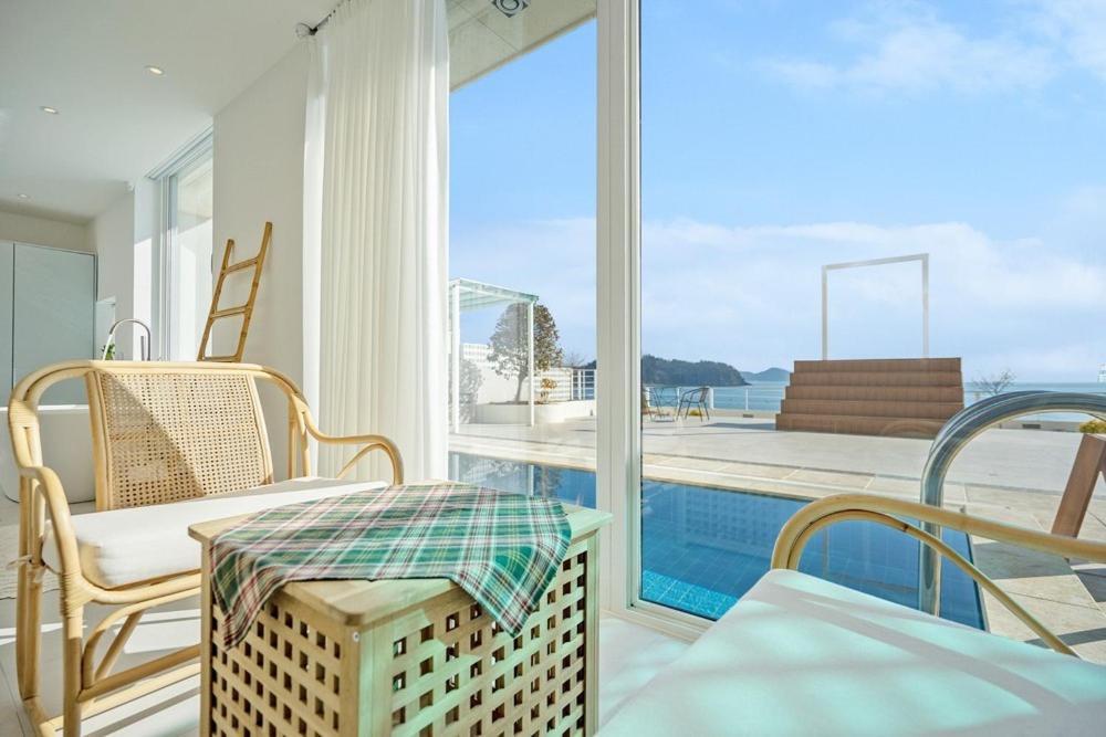 Hotel Namhae Yeogi Namhae Habitación foto